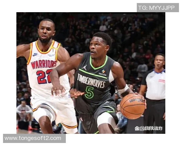 镜头捕捉：勇士赛场小动作引发热议